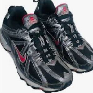 Nike Air Alvord 10 Wide Trail Running Shoes in gray and silver